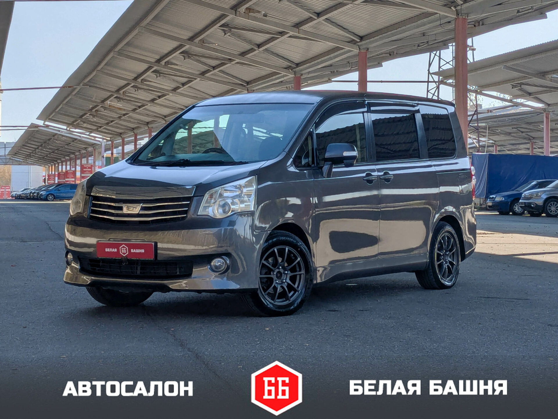 Toyota Noah 2012 Серый