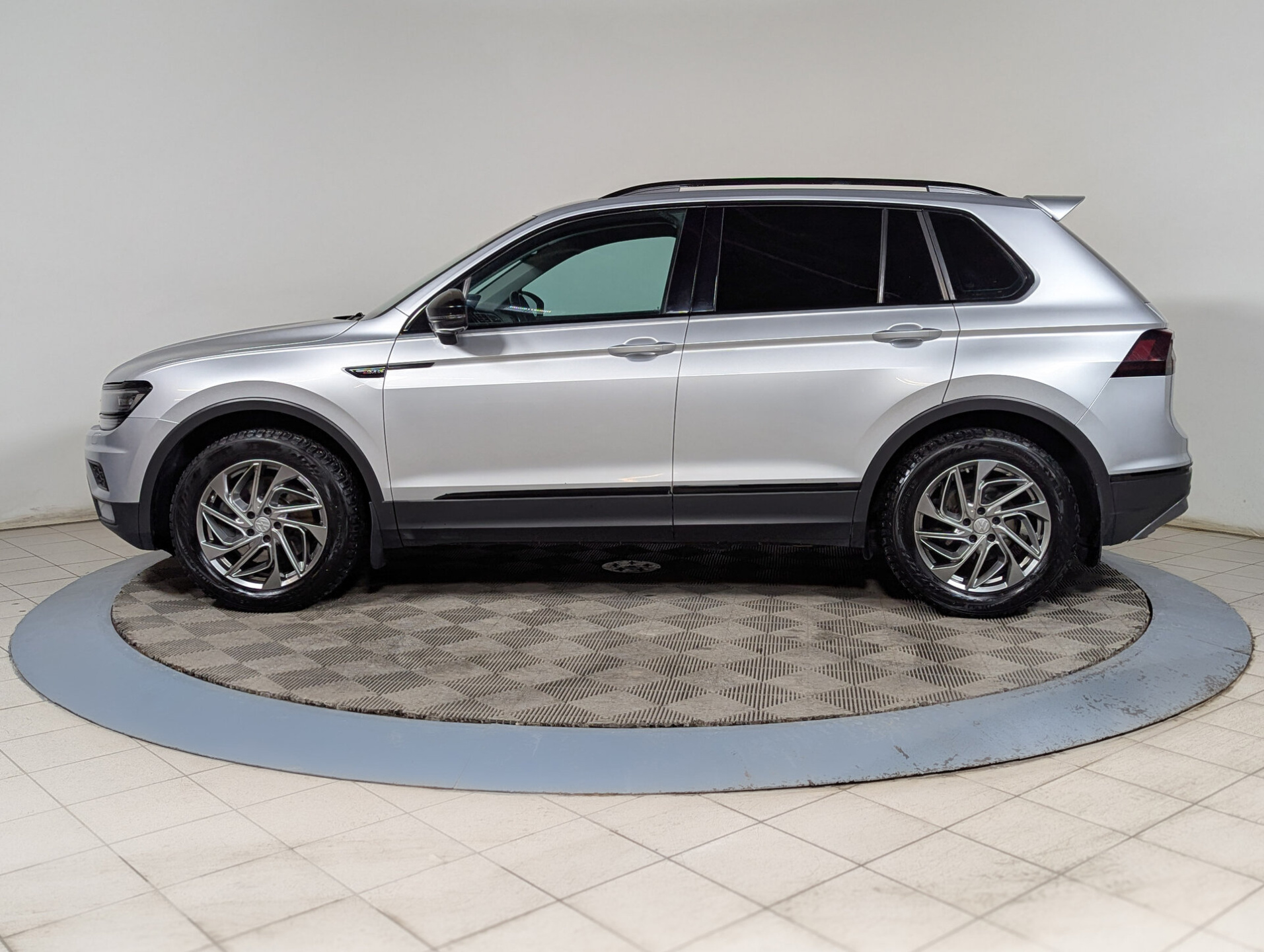 Volkswagen Tiguan 2017 Серебряный