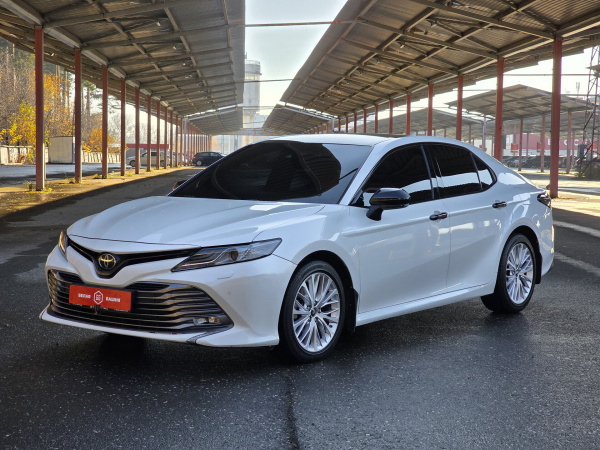 Toyota Camry 2019 Белый
