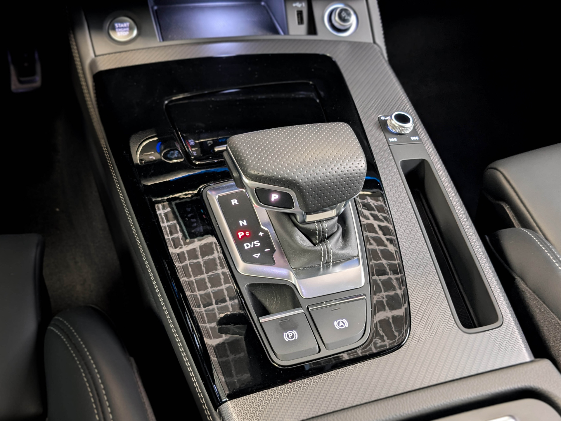 Audi Q5 L 2026 черный