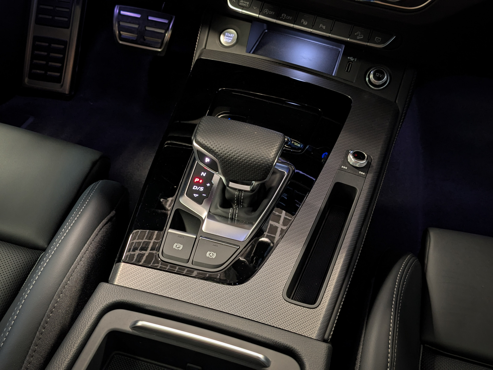 Audi Q5 L 2025 черный