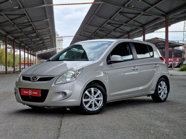 Hyundai i20 2010 Бежевый