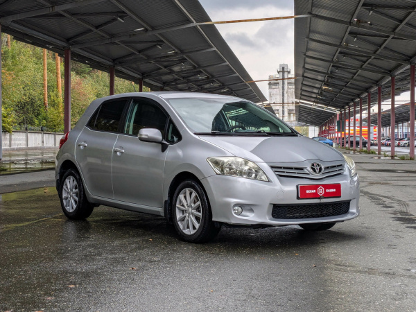 Toyota Auris 2011 Серебряный