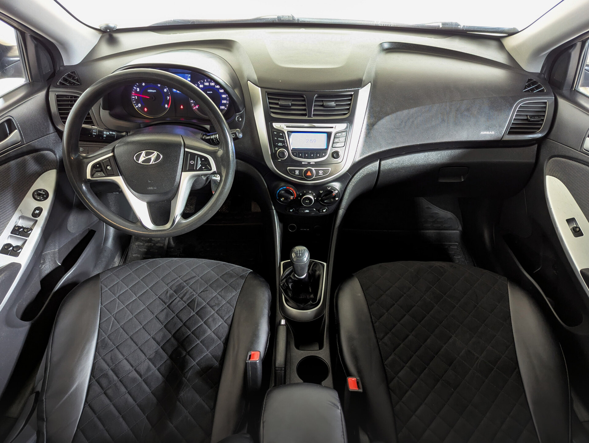 Hyundai Solaris 2011 Бежевый