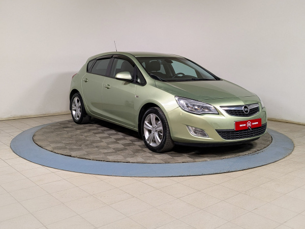 Opel Astra 2010 Зеленый