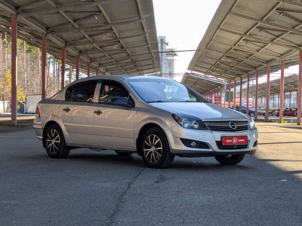 Opel Astra 2010 Серебряный