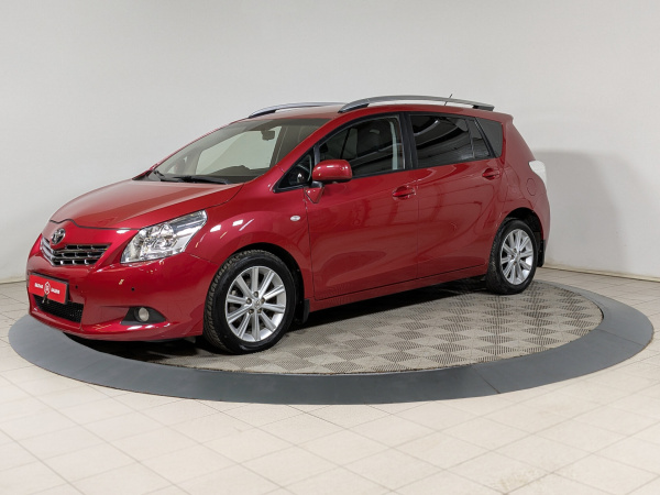 Toyota Verso 2010 Красный