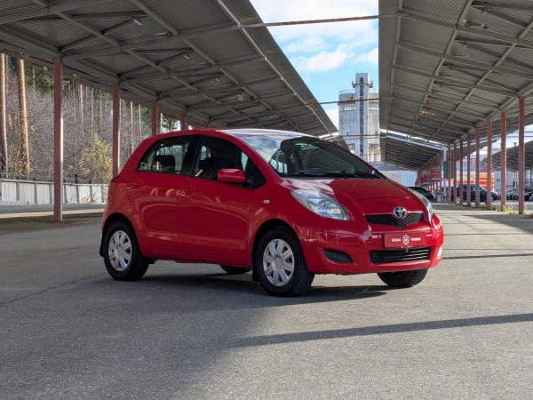 Toyota Yaris 2006 Красный