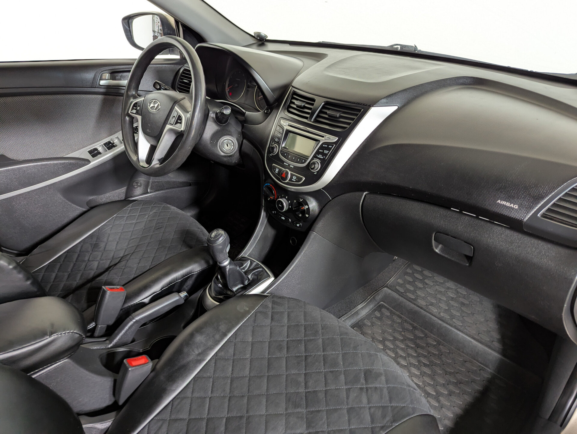 Hyundai Solaris 2011 Бежевый