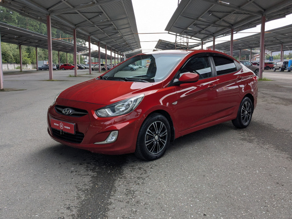 Hyundai Solaris 2011 Красный