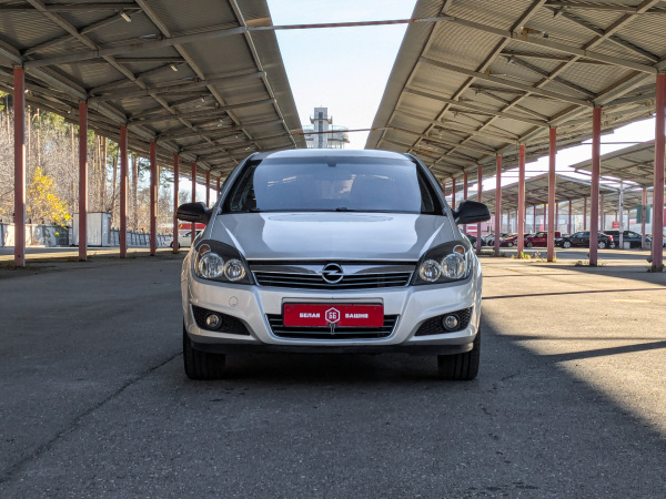 Opel Astra 2010 Серебряный