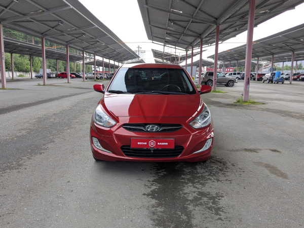Hyundai Solaris 2011 Красный