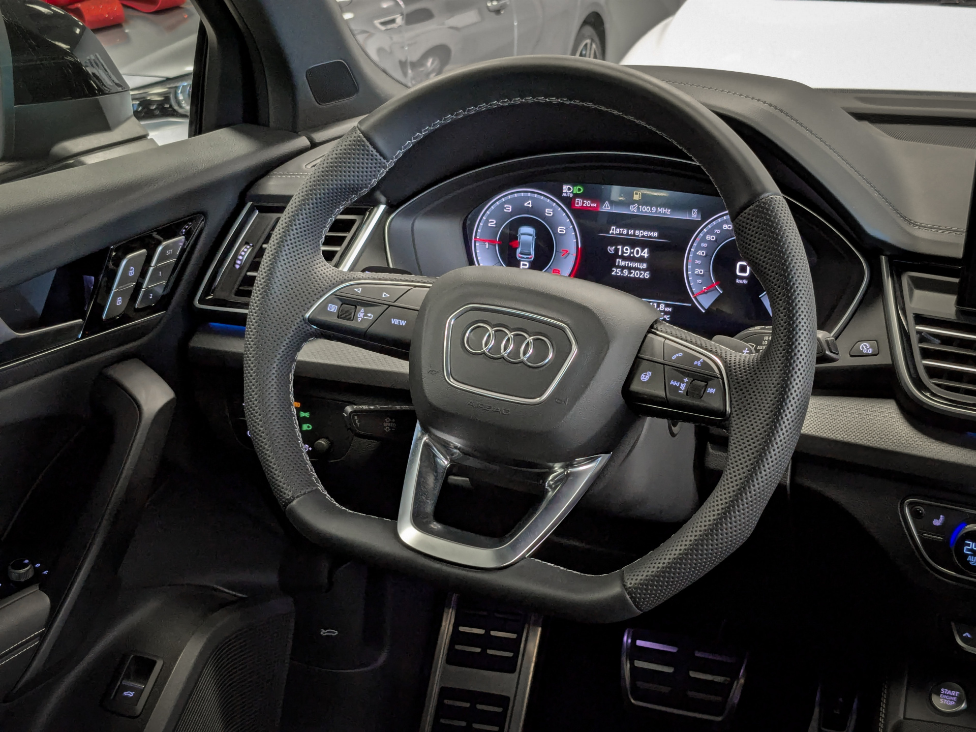 Audi Q5 L 2026 черный