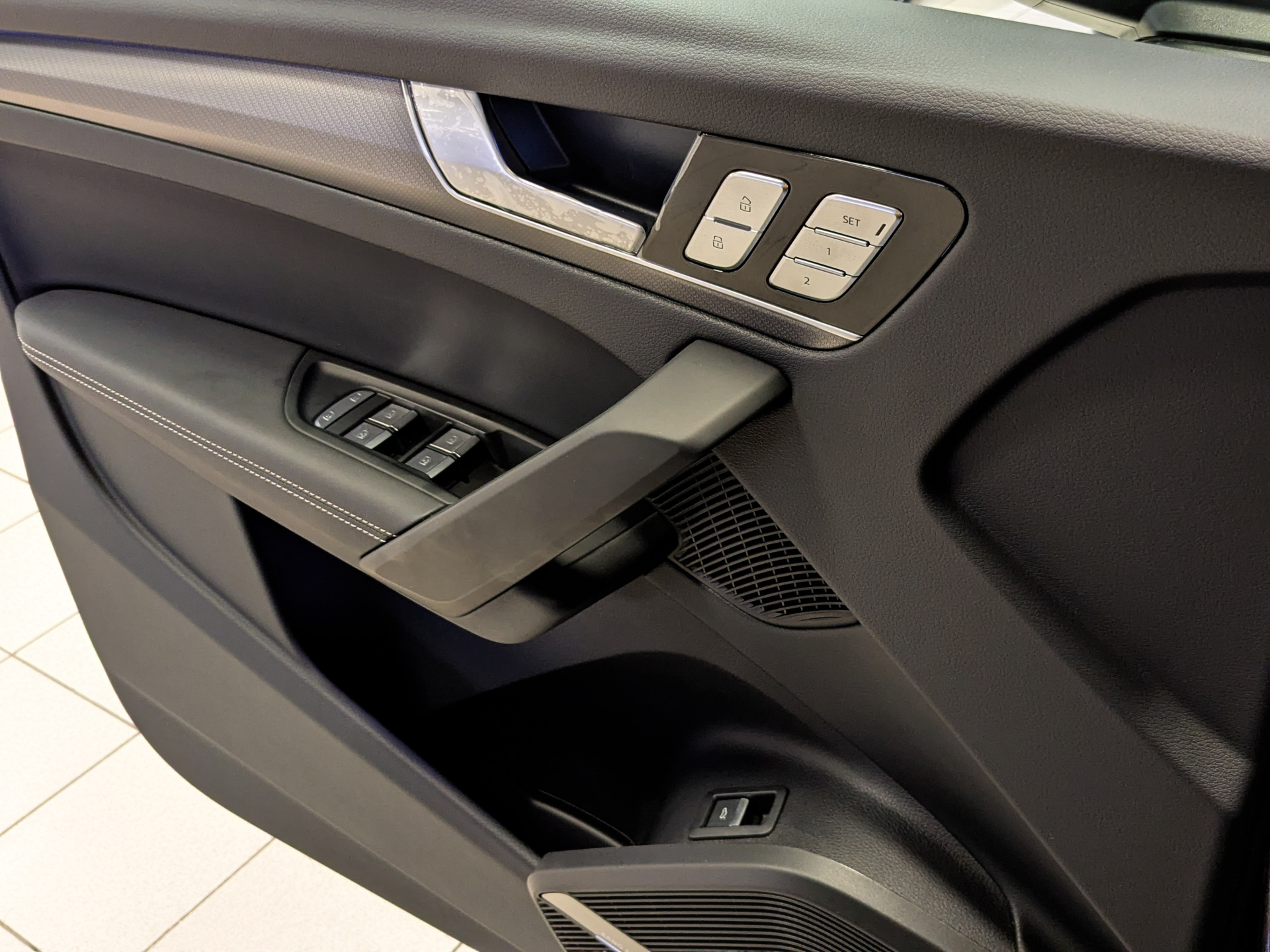 Audi Q5 L 2025 черный
