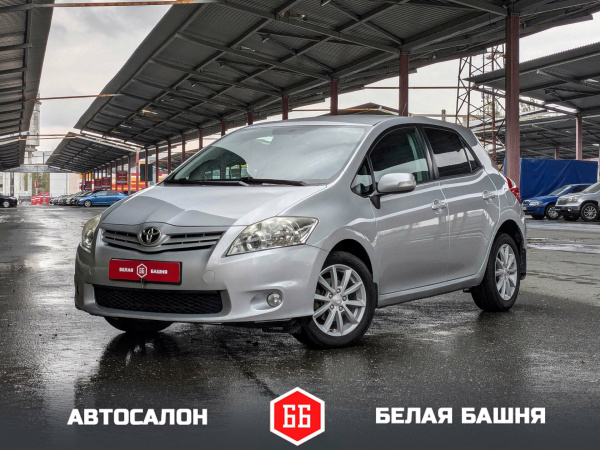 Toyota Auris 2011 Серебряный