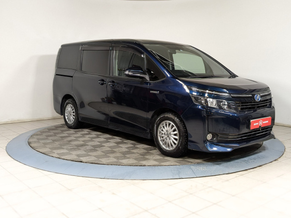 Toyota Voxy 2015 Черный