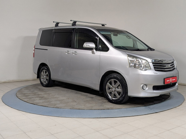 Toyota Noah 2011 Серебряный