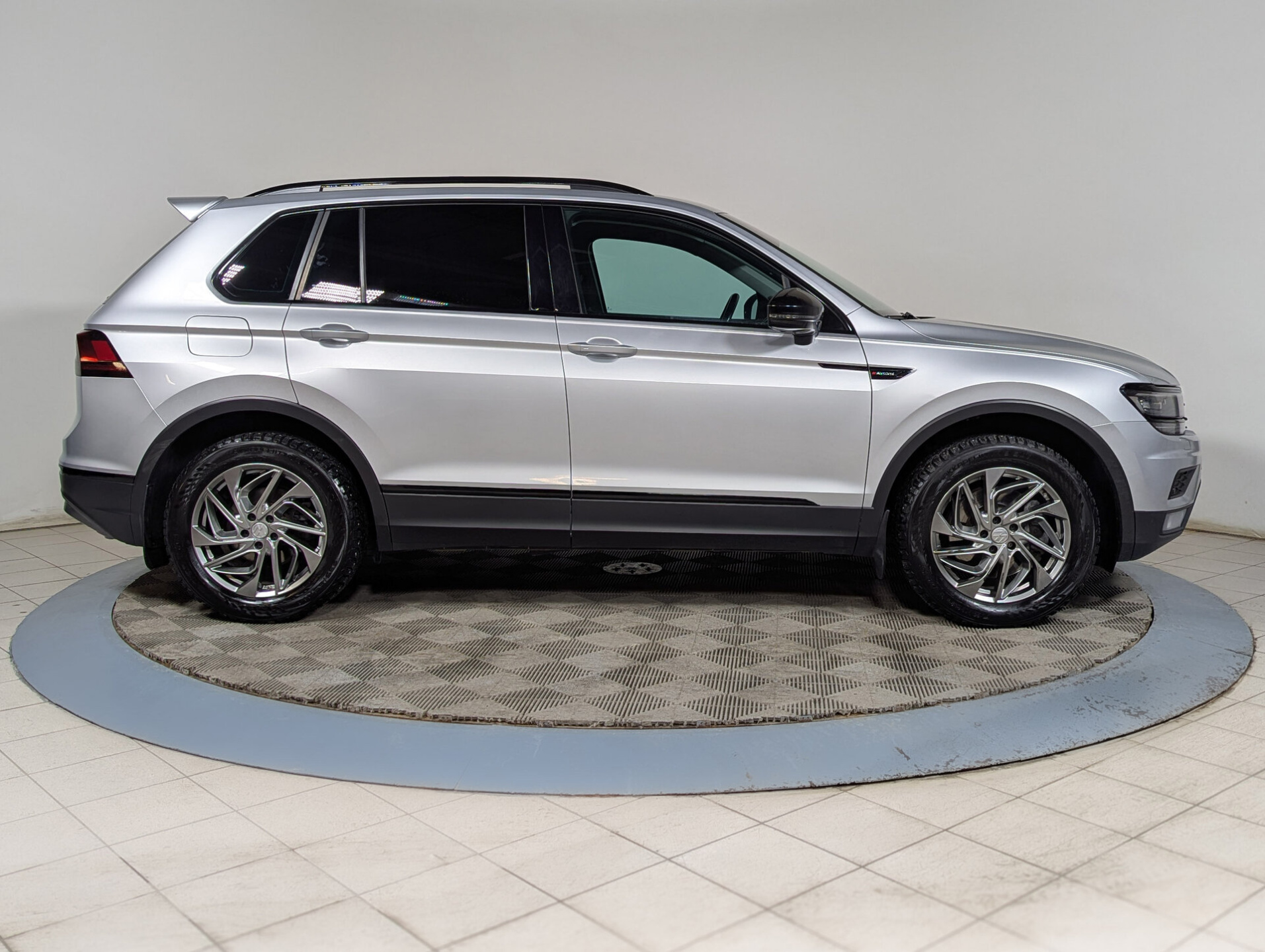 Volkswagen Tiguan 2017 Серебряный