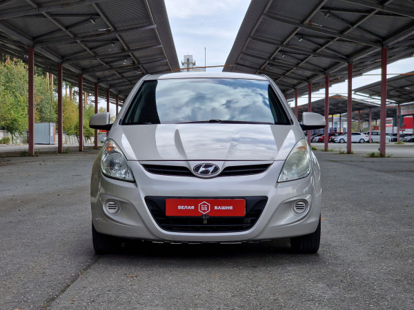 Hyundai i20 2010 Бежевый