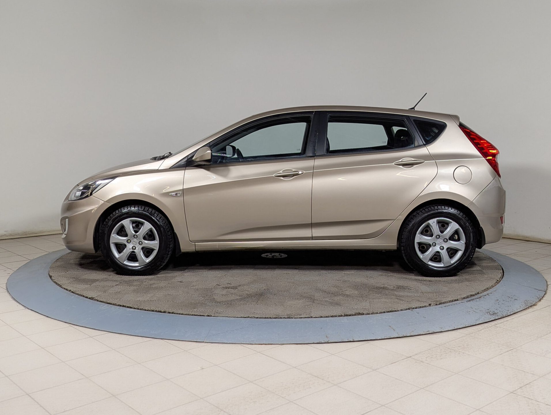 Hyundai Solaris 2011 Бежевый