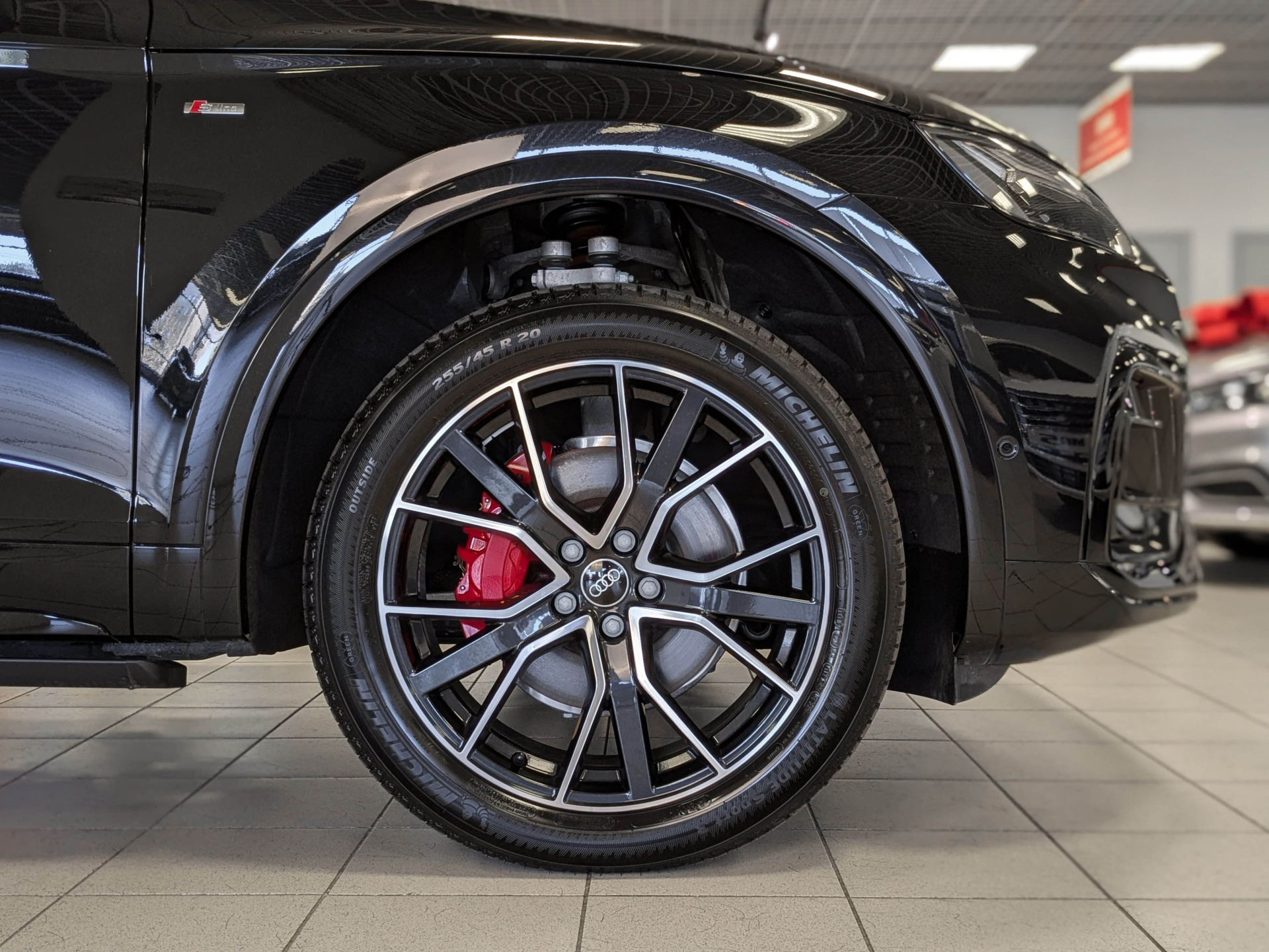Audi Q5 L 2026 черный