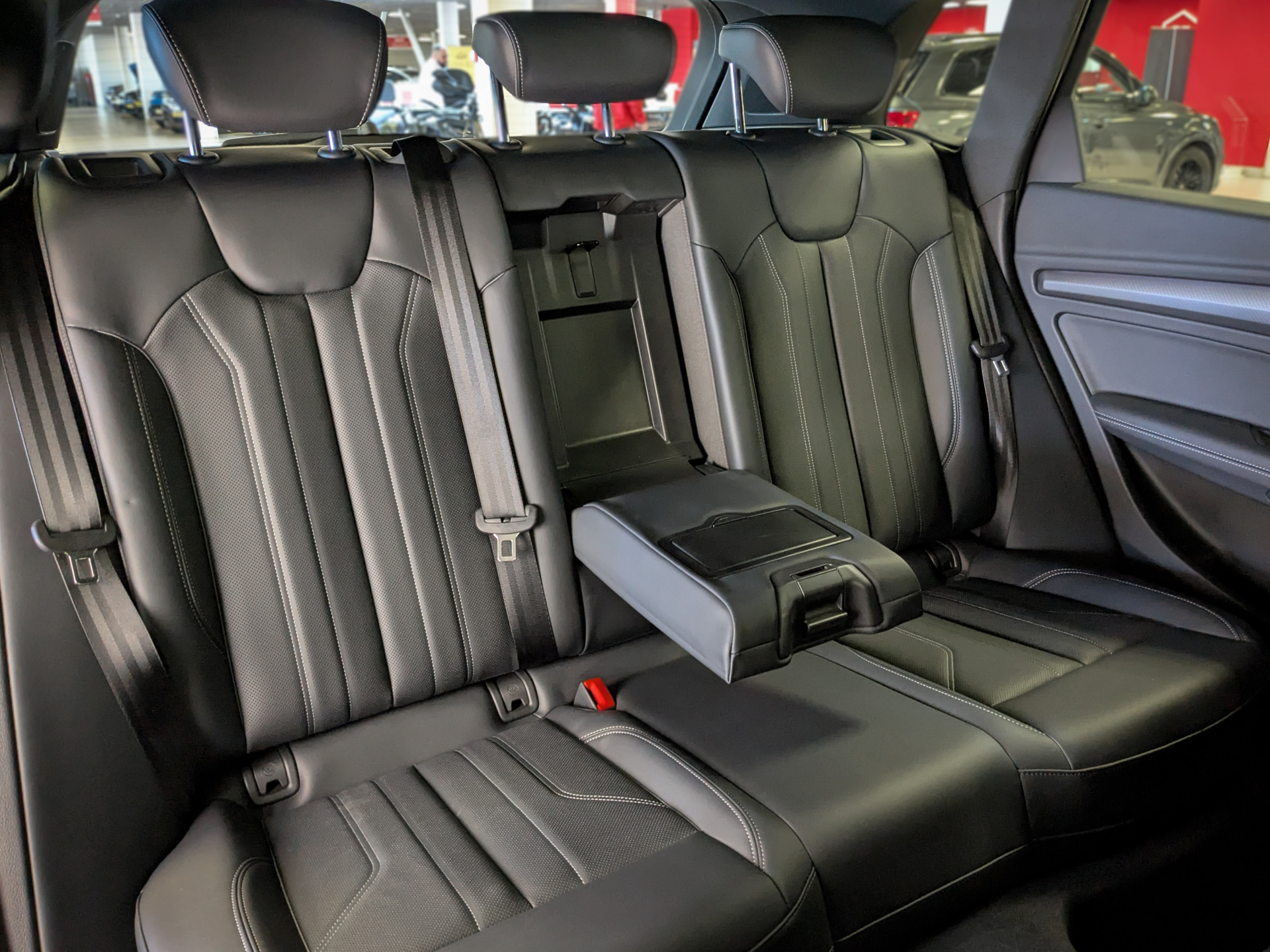 Audi Q5 L 2026 черный