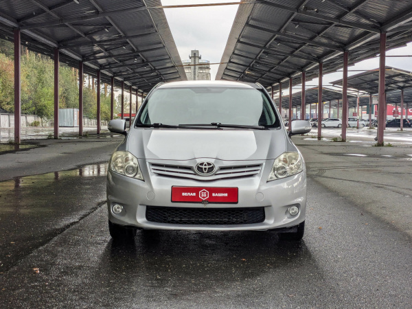 Toyota Auris 2011 Серебряный