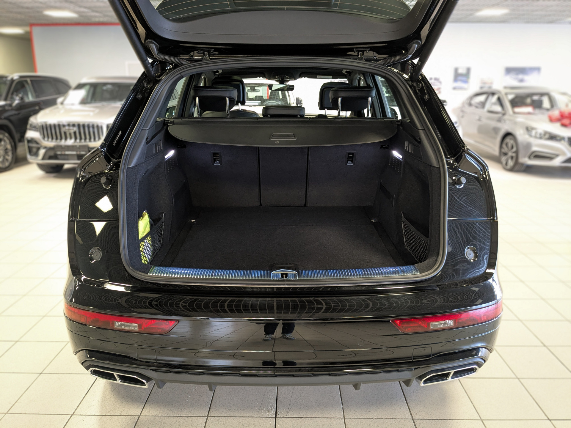 Audi Q5 L 2025 черный