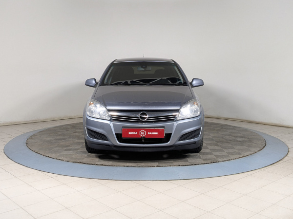 Opel Astra 2011 Серебряный