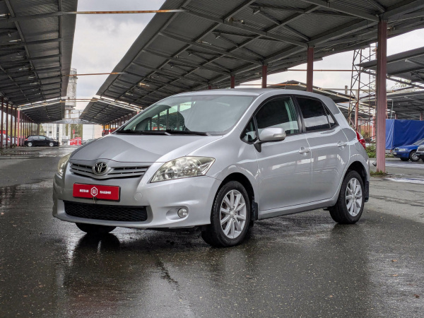 Toyota Auris 2011 Серебряный