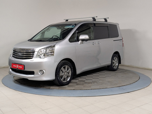 Toyota Noah 2011 Серебряный