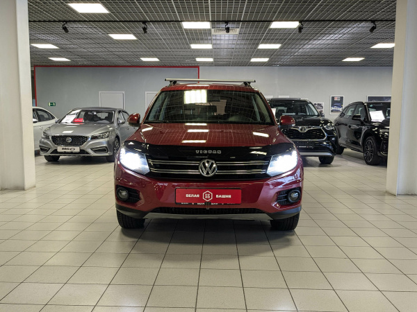 Volkswagen Tiguan 2011 Красный