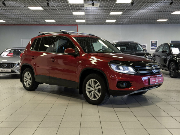 Volkswagen Tiguan 2011 Красный