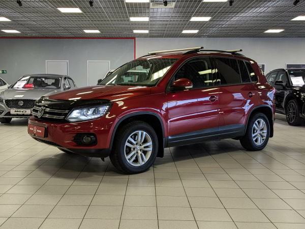 Volkswagen Tiguan 2011 Красный