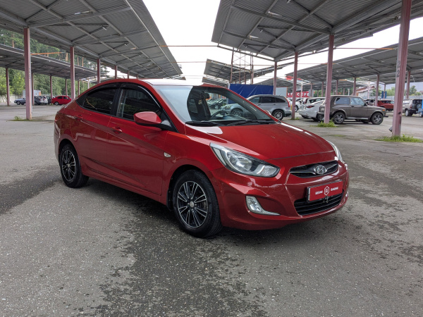 Hyundai Solaris 2011 Красный