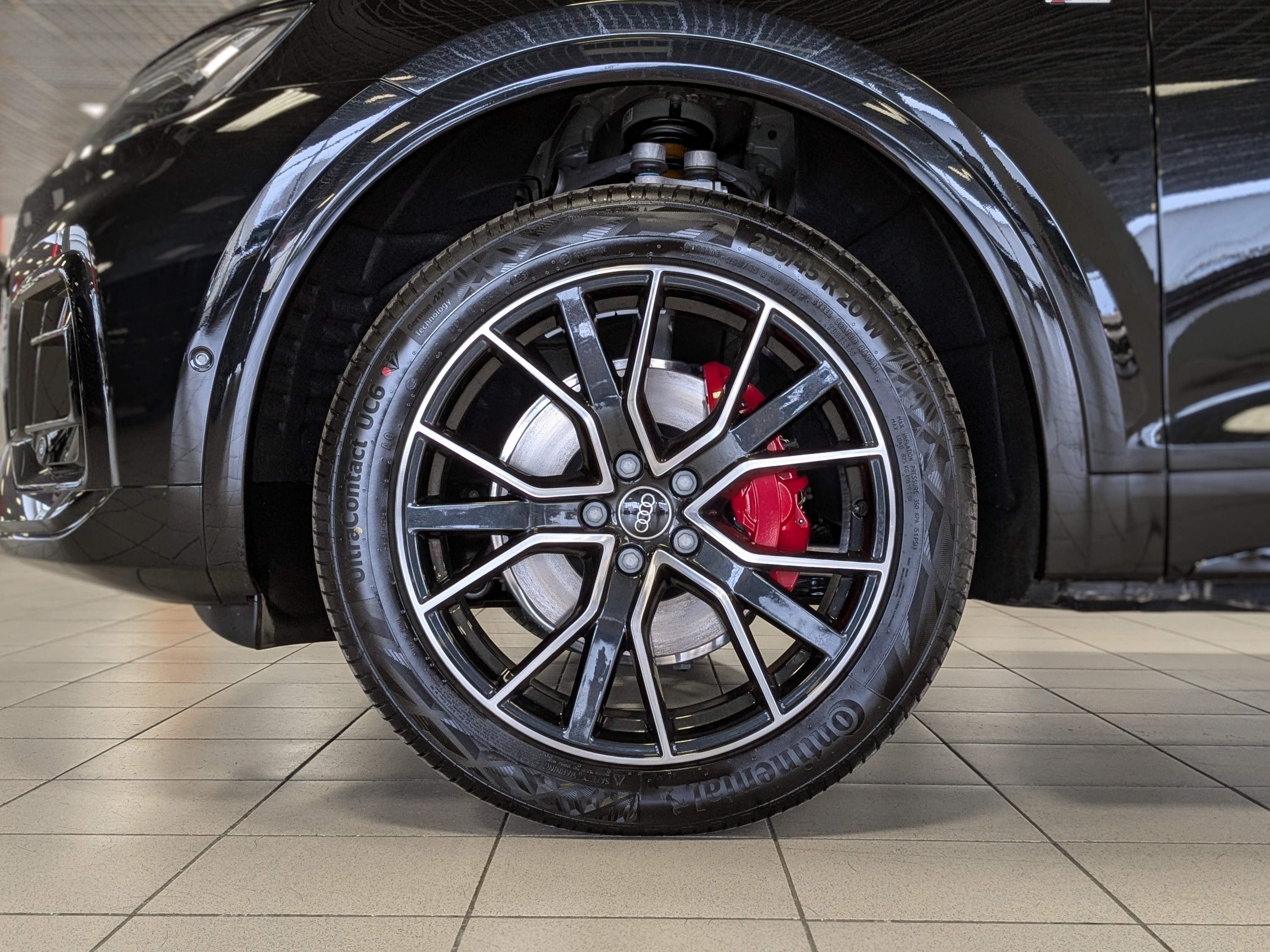 Audi Q5 L 2025 черный
